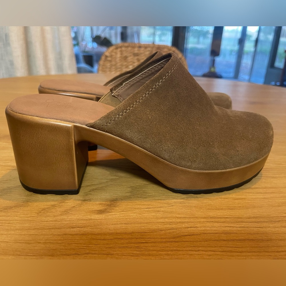 Crown Vintage Brown Suede Mule Heels